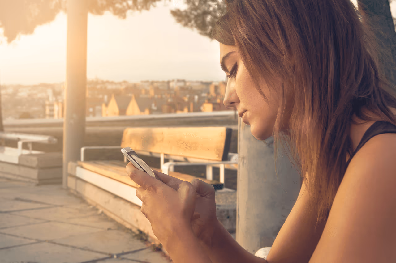 Airalo vs. Nomad: A Comprehensive eSIM Comparison