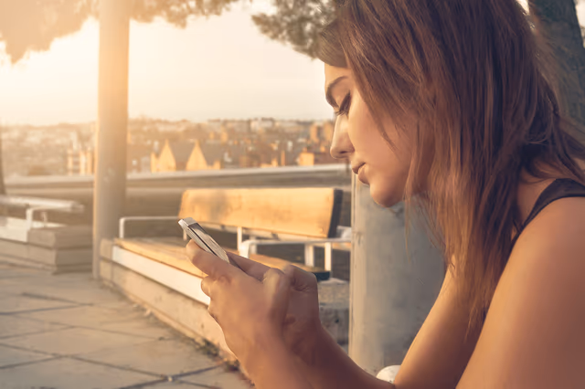 Airalo vs. Nomad: A Comprehensive eSIM Comparison