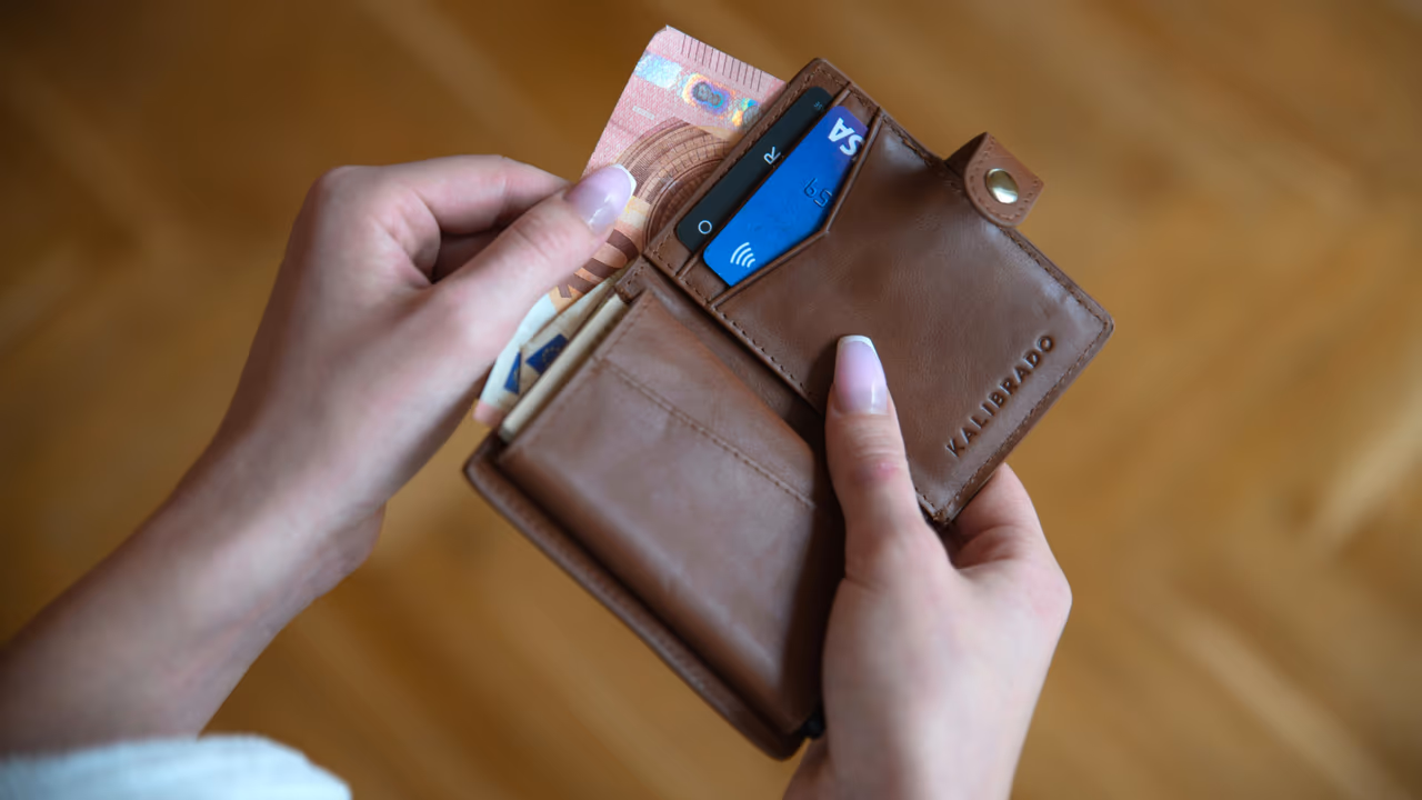 Credit card and cash are in the wallet.