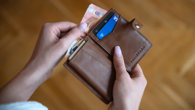 Cash Back vs. Travel Rewards Credit Cards: How to Choose the Right One