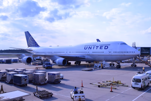 How United's Unaccompanied Minor Service Works in 2026: Fees, Booking, and What to Expect at the Airport