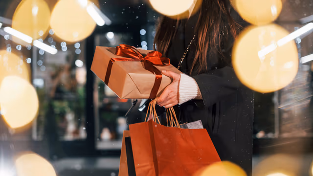 How to Hit Multiple Welcome Bonuses During Holiday Shopping