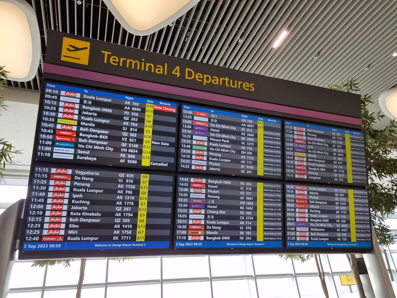 The departures board at Singapore Changi Airport Terminal 4, listing flights, gates and a gate closing notice.